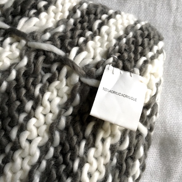 Gray and white knit toque - Picture 4 of 4